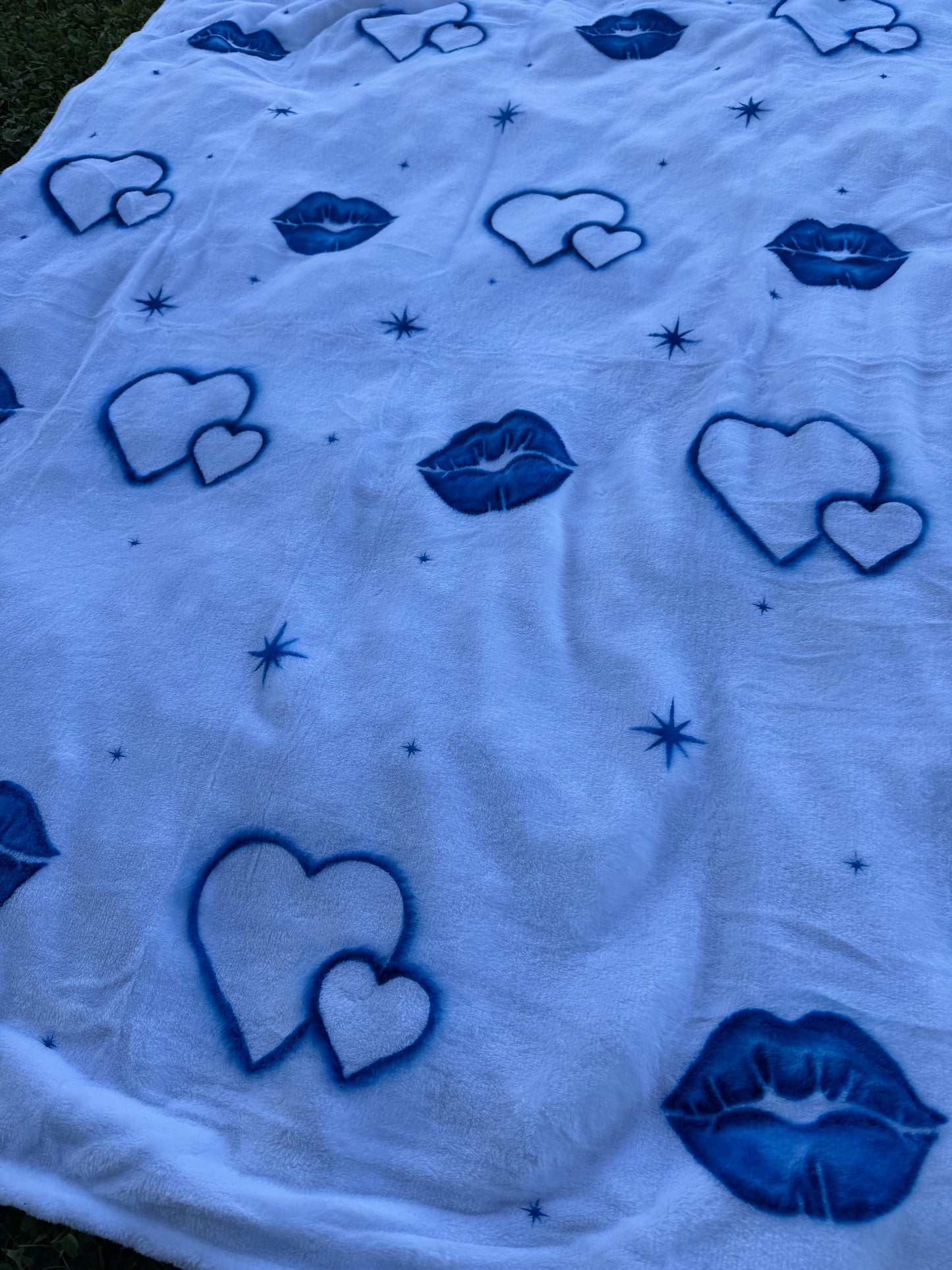 Blue airbrushed blanket(NO NAME)